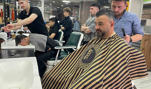 Berberlerin bayram yoğunluğu: Erken saatlerde açılan dükkanlar sahurda kapatılıyor