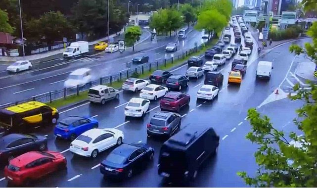 Beşiktaş'ta 8 aracın karıştığı feci kazanın görüntüleri ortaya çıktı: Araç karşı yöne böyle uçtu