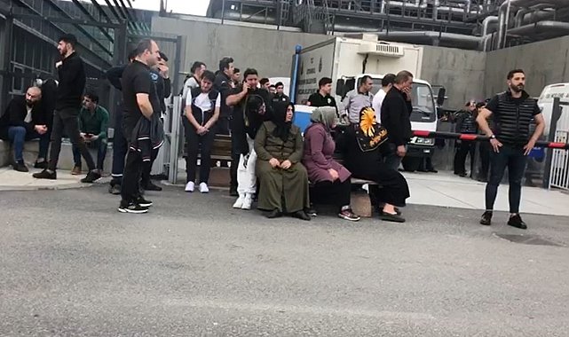 Beşiktaş'taki yangında ölenlerin yakınları hastane önünde bekliyor