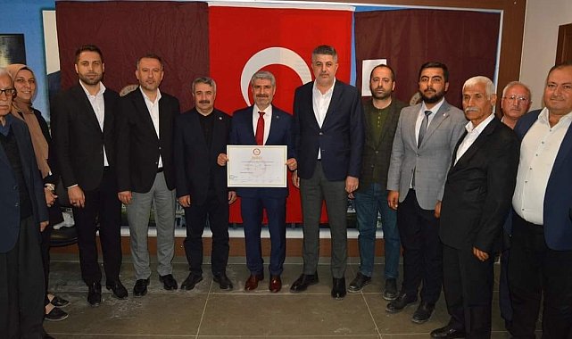 Besni Belediye Başkanı Reşit Alkan mazbatasını alarak göreve başladı