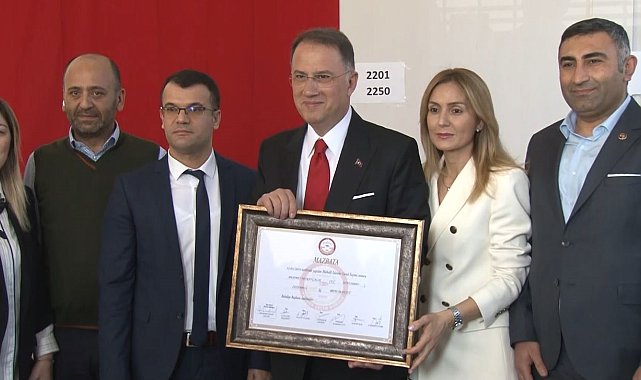 Beylikdüzü Belediye Başkanı Çalık mazbatasını aldı