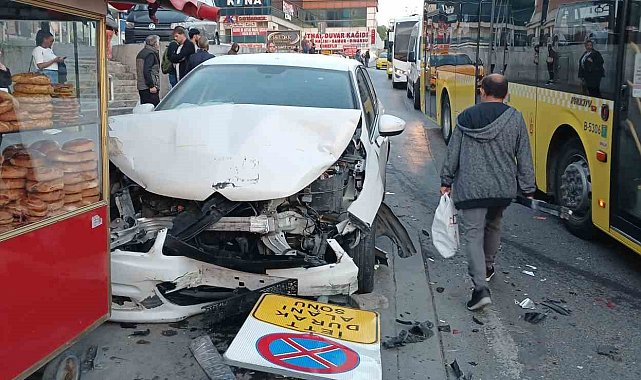 Beylikdüzü E-5 yan yoldaki feci kazada faciadan dönüldü: Taksi refüje savruldu, diğeri simit tezgahına çarpmadan durabildi