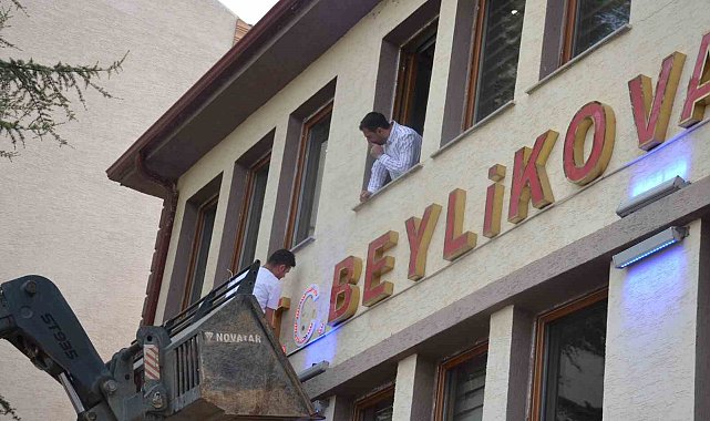 Beylikova Belediyesi tabelasına 'T.C.' ibaresi eklendi