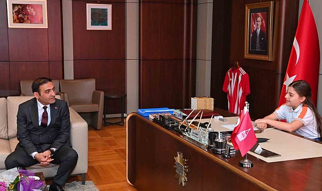 Beyoğlu Belediyesi'nin başkanlık koltuğuna küçük Elif oturdu