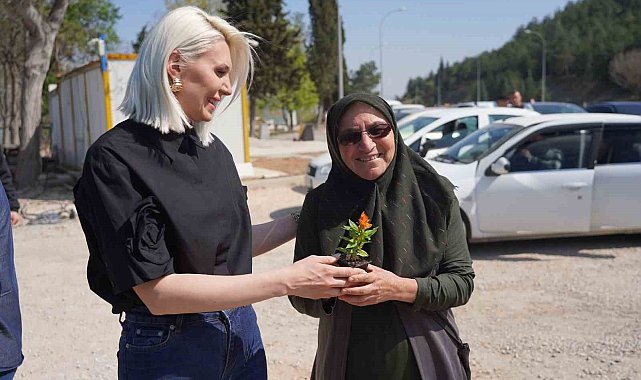 Bilecik Belediye Başkanı Şubaşı, vatandaşlara çiçek hediye etti