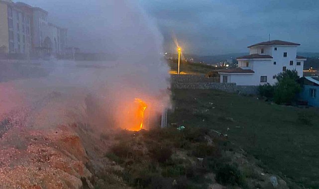 Bilecik&#039;te devrilen kamyonet alev aldı