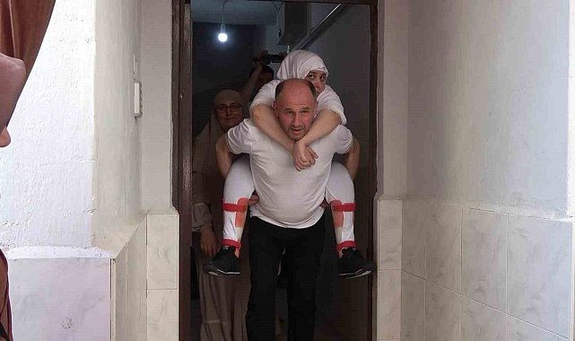Bir araya geldiler, yürüyemeyen Fikriye'yi konvoyla umreye gönderdiler