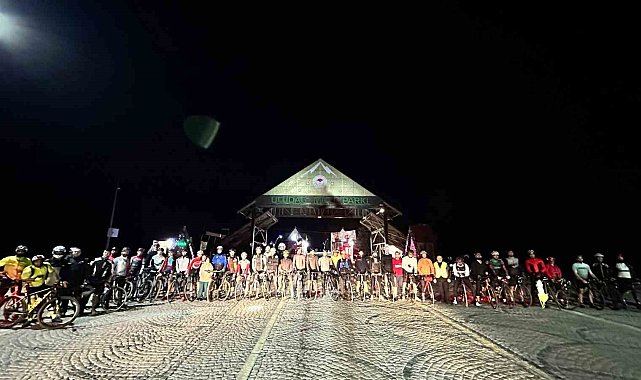 Bisiklet tutkunları iftar sonrası Uludağ'a pedal çevirdi
