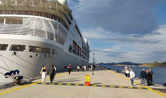 Bodrum'a sezonun ilk gemisi geldi