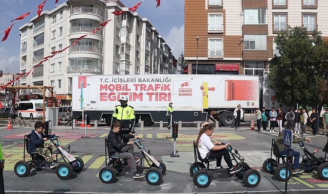 Bozüyük'te 'Mobil Trafik Eğitim Tırı'nda öğrencilere eğitim verildi