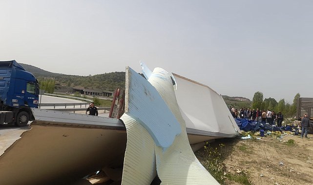 Bozüyük'te meyve yüklü tır devrildi; 1 kişi yaralandı