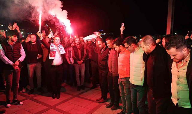 Bu görüntüler miting alanından değil, sahur halayından: Yüzlerce kişi geleneksel sahur halayında buluştu