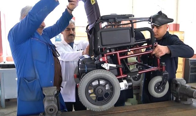 Bu lise fabrika gibi çalışıyor