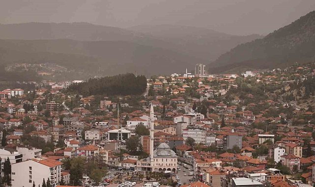 Burdur ve Bucak'ta çöl tozu etkili oldu