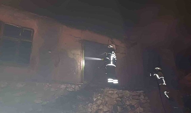 Burdur'da çıkan yangında metruk ev alevlere teslim oldu
