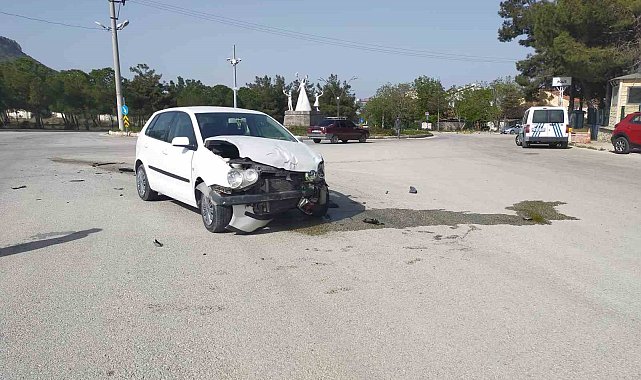 Burdur'da kavşağa kontrolsüz giren 2 otomobil çarpıştı: 1 yaralı
