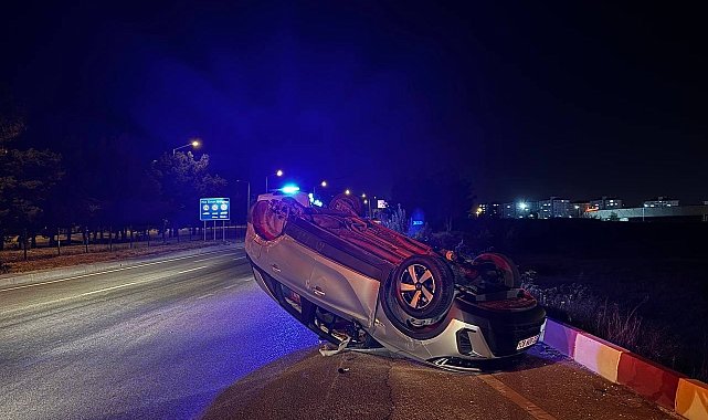 Burdur'da kavşağa kontrolsüz giren aracın çarptığı otomobil takla attı: 2 yaralı