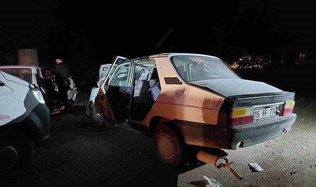 Burdur'da otomobiller kafa kafaya çarpıştı: 1'i çocuk 4 yaralı
