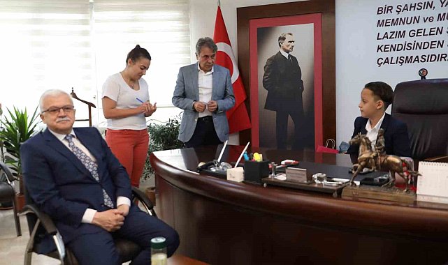 Burhaniye'de çocuk başkan makamı devraldı