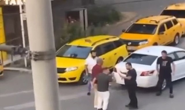 Bursa'da alkollü şahısların kavgası kamerada