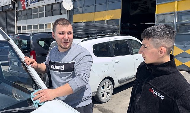 Bursa'da ilginç olay: Seyir halindeki araca şahin kondu