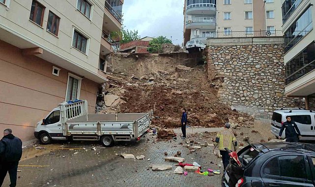 Bursa'da istinat duvarı apartmanın üzerine çöktü, 2 kişi yaralandı
