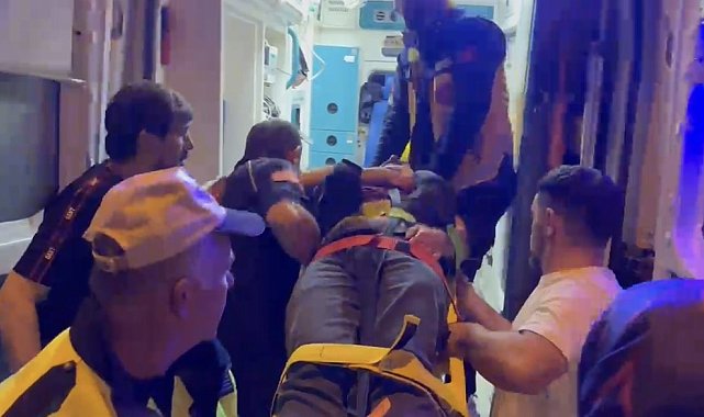 Bursa'da makas atan otomobil, önce önündeki araca sonra metro istasyonu merdivenlerine çarptı: 4 yaralı