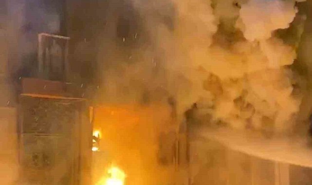 Bursa'da mobilya dükkanında çıkan yangın evlere sıçradı