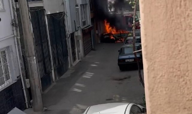 Bursa'da otomobil sokak ortasında alevlere teslim oldu