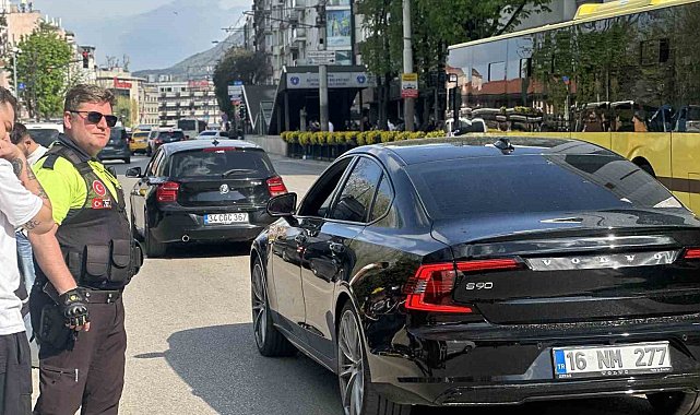 Bursa'da yolun karşısına geçmek isteyen yayalara motosiklet çarptı