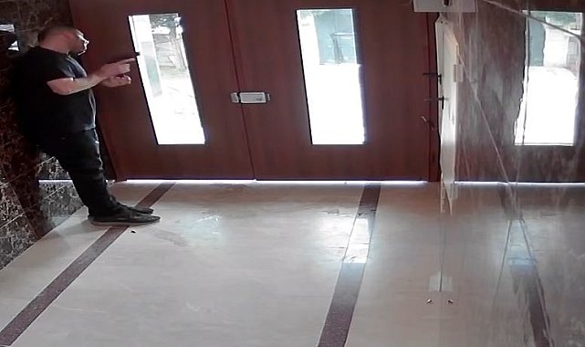 Büyükçekmece'de halüsinasyon gören adamın kendi kendine çatıştığı anlar kamerada