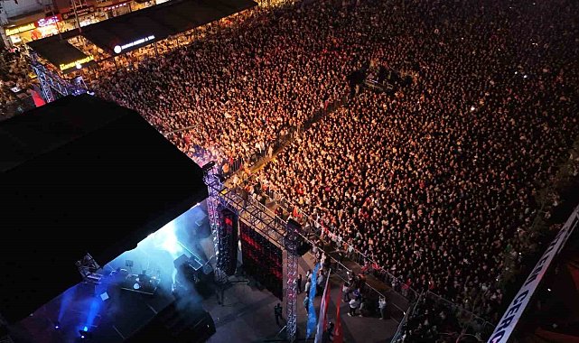 Büyükşehir, 23 Nisan'ı binlerce kişinin katıldığı konserle kutladı