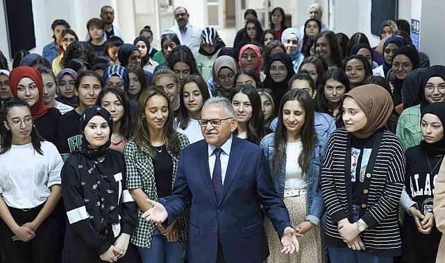 Büyükşehir&#039;den 7 bin öğrenciye ulaşım kartı