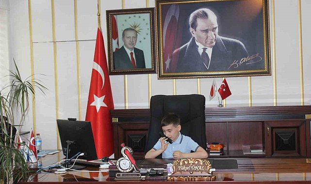 Büyünce kaymakam olmak isteyen minik Emir, koltuğa erken oturdu