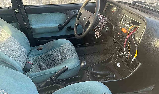 Camını kırdıkları otomobillerin teyplerini çaldılar