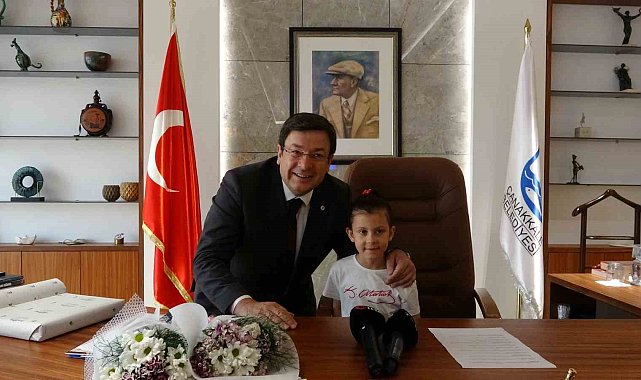 Çanakkale Belediye Başkanı Muharrem Erkek, 23 Nisan'da koltuğunu çocuklara devretti