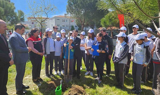 Çanakkale'de, 'Okuldaki Çiftlik' projesiyle meyve fidanları toprakla buluştu