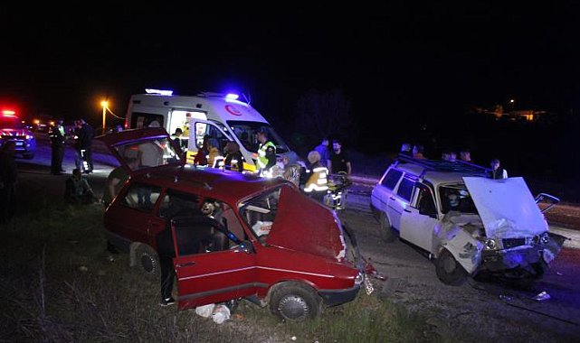 Çanakkale'de iki otomobil kafa kafaya çarpıştı: 8 yaralı