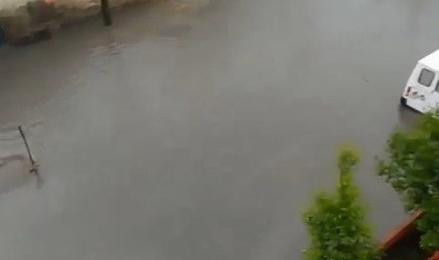 Çanakkale'de sağanak yağış hayatı olumsuz etkiledi