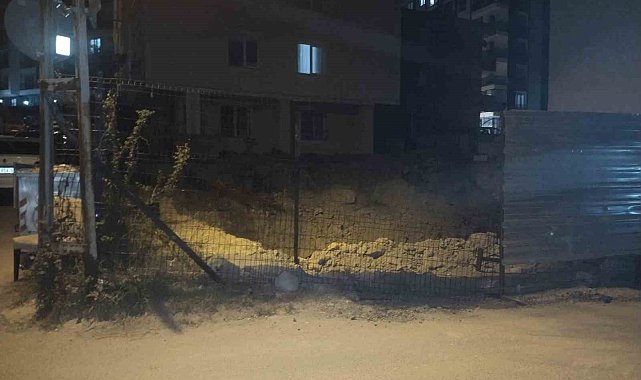 Çekmeköy'de temel kazısı sırasında istinat duvarı çöktü
