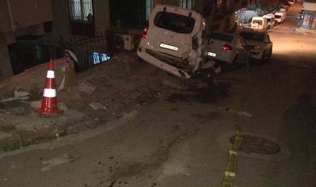 Çekmeköy'de yokuşta kalkış yapmakta zorlanan çöp kamyonu geri kayarak park halindeki araca çarptı