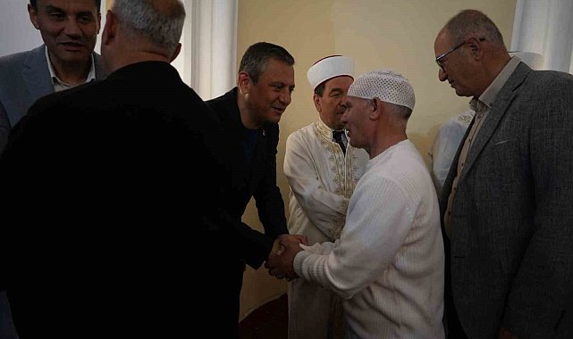 CHP Genel Başkanı Özel bayram namazını Manisa'da kıldı