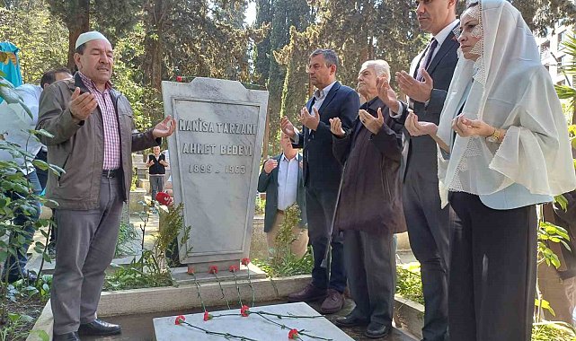 CHP Genel Başkanı Özel Manisa'da hem ailesinin hem de Manisa Tarzanı'nın mezarını ziyaret etti