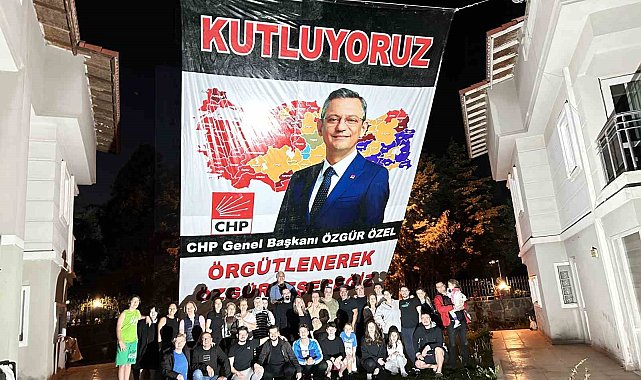 CHP Lideri Özel'in Manisa'daki komşularından kutlama