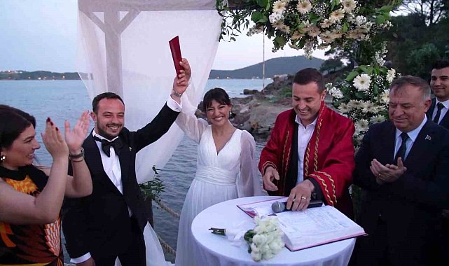 CHP PM Üyesi Umut Dikili'nin nikahını Balıkesir Büyükşehir Belediye Başkanı Ahmet Akın kıydı