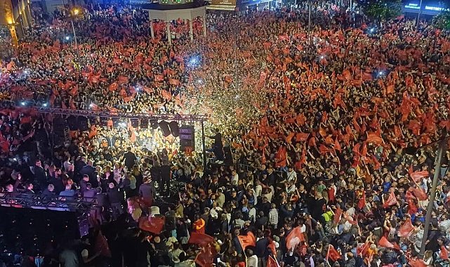 CHP'de Ahmet Akın, seçim zaferini kutladı