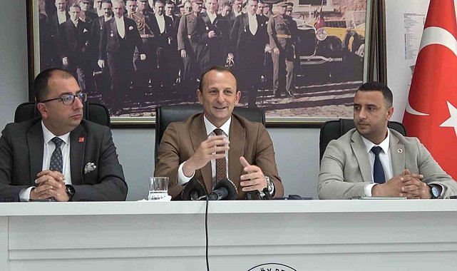 Çiftlikköy Belediyesi'nin borçları belediye binasına asıldı