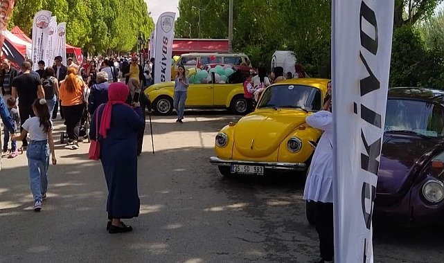 Çocuk Bayramı şenliklerine katılan vosvos grubu renkli görüntüler oluşturdu