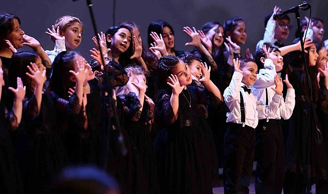 Çocuk korosunun 23 Nisan performansı büyüklere taş çıkarttı
