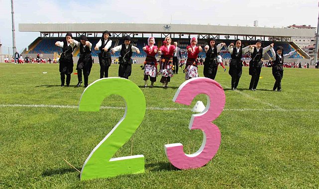 Çocuklar 23 Nisan'ı horonla kutladı